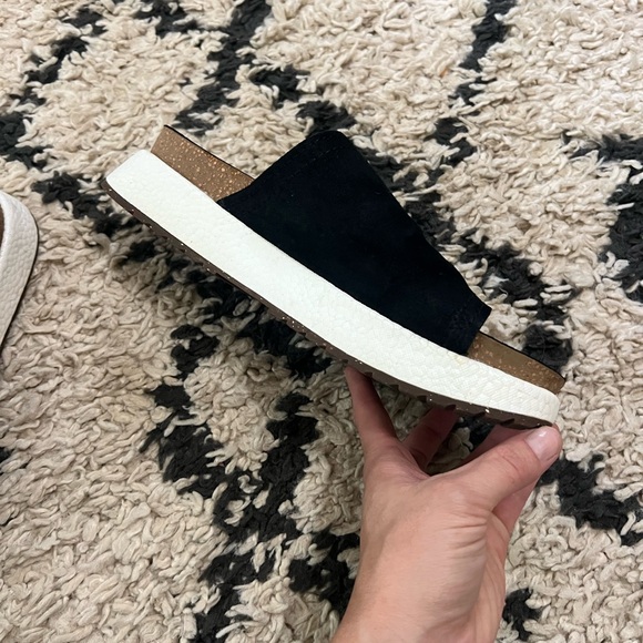 Women’s Slide wedge sandal. Size 8 - Picture 2 of 6